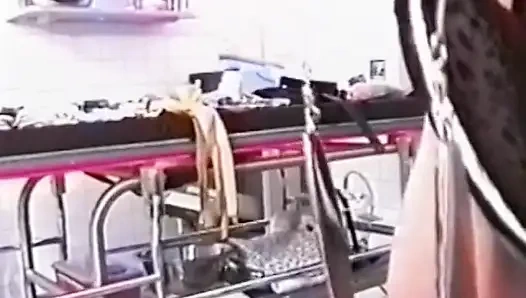 Милфу с большими сиськами связывают, заткают рот кляпом