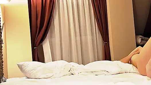 Otel odasında ateşli evli orta yaşlı seksi kadının sert şaplak atımı ve anal sikişi. Büyük içine almak zorunda kaldı