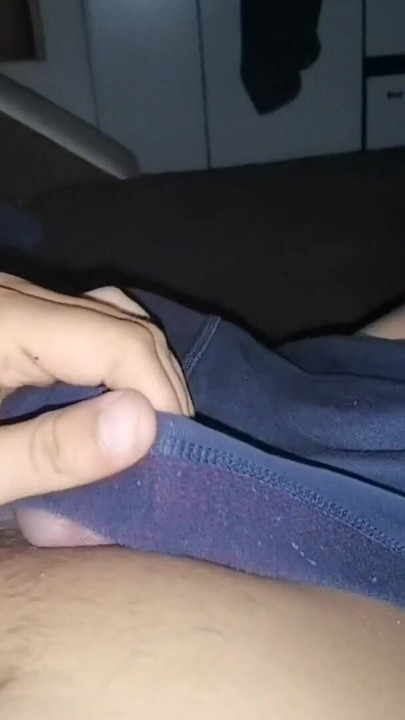 “淫荡男孩穿着他室友的内衣射精”的令人瞠目结舌的时刻