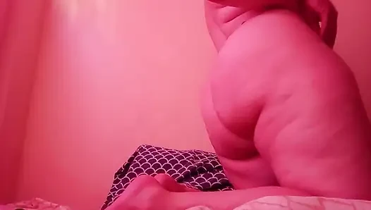 Büyük zenci yarağına biniyor ve şişman götümü sallıyor tam video