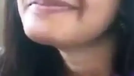 Une Indienne suce une bite en public