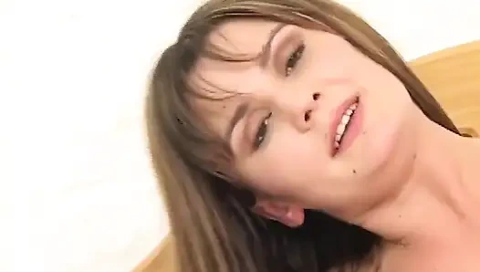 Schöne MILF mit enger muschi und schönen titten gefickt und von großem reifem schwanz in den mund gespritzt