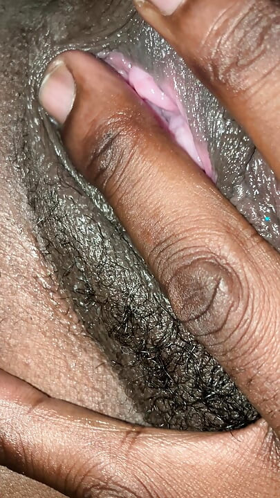 Negra menina chupando e dedando