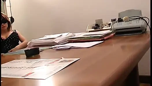 Горячую и чувственную шлюшку с большими сиськами трахают