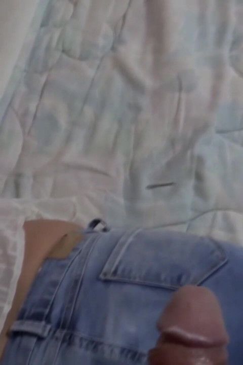 Sjajno svršavanje koje je moja najbolja prijateljica napravila na veliku guzu moje žene s trapericama