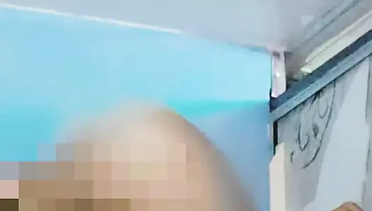 Ein mädchen aus dem bus