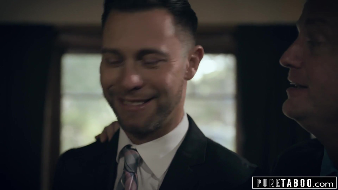 純粋なタブー痴女がビジネスマンに屈辱-公共ファック