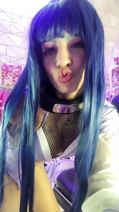 profite des gros seins de hinata en webcam