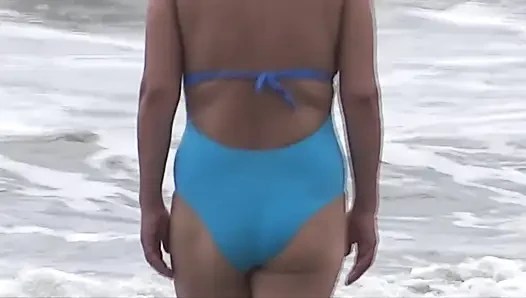 Aku merekam ibu tiriku di pantai dan aku masturbasi, dia minta aku crot, dia pengen ngeliat itu.