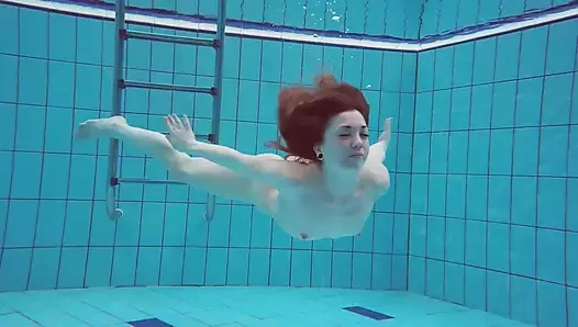 Hübsches polnisches teen alice schwimmt ohne kleidung