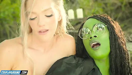 Ana Foxxx трахает Kenna James с гигантским зеленым дилдо, и они кончают вместе, порному порно косплей пародия