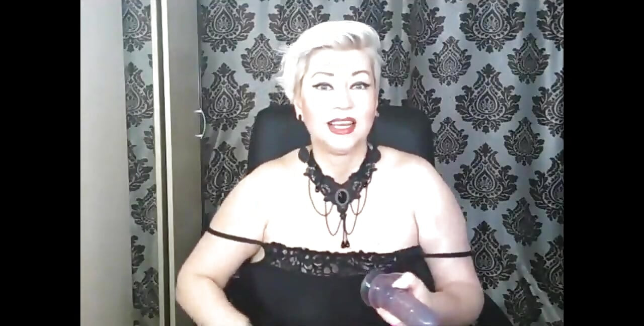 두 구멍에서 딜도로 다리를 벌려 섹스하는 핫한 러시아 밀프 Aimeeparadise!