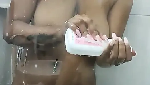 Interracial in der dusche mit einer latina