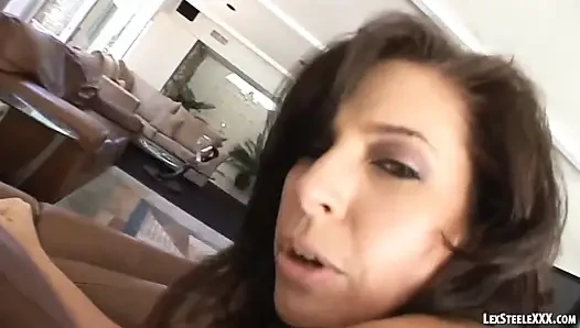 Tatlı orta yaşlı seksi kadın Druuna büyük siyah yarağı emiyor ve sonra sert sikişiyor