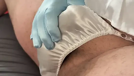Küçük beyaz saten tanga oyunu