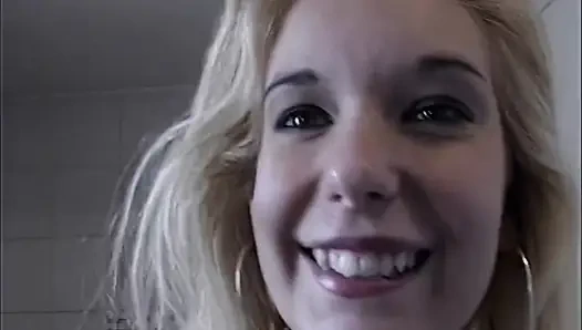 Cewek hot rambut pirang ini dientot habis-habisan sama tiga pria di toko video sampai matanya merem melek