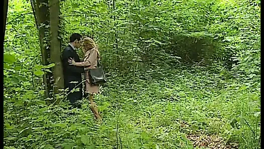 Ormandaki Sarışın Orta Yaşlı Seksi Kadın Iş Adamlarını Baştan Çıkarıyor... Beni Sert Sik!