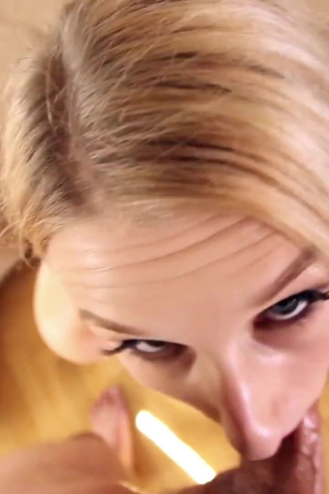 Blonda cu țâțe mici Diane Chrystall îmi suge pula și are parte de ejaculare facială