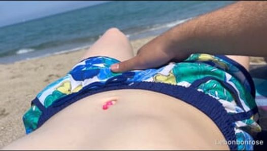 Meine Freundin masturbiert mich am Strand vor allen!
