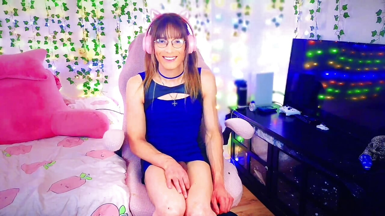 प्यारी ट्रांस लड़की इतनी मांसल