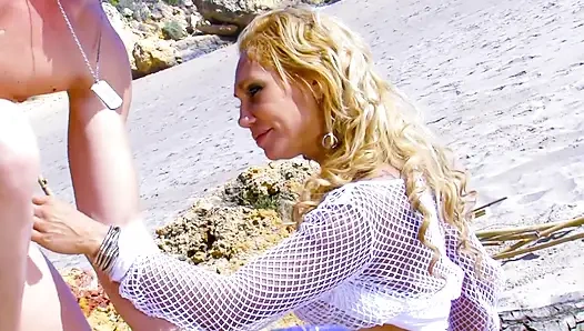 Cewek seksi rambut pirang dientot di pantai