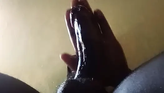 Büyük siyah yarağımı okşuyor