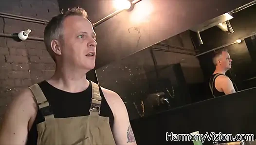 Красотке с большой задницей засадили раком