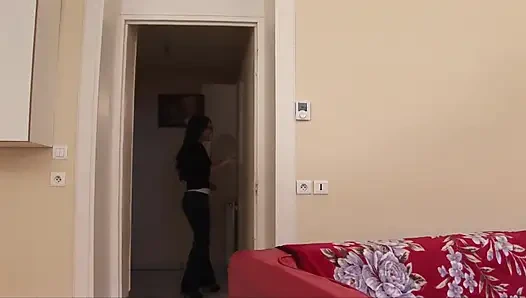 Жена-брюнетка принимает молодой хуй глубоко в нее