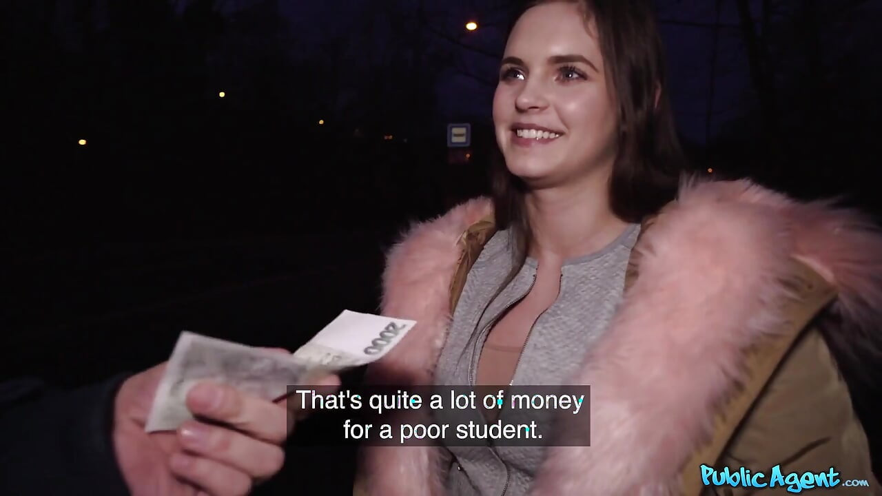 Agent - 20-letnia studentka Taylee Wood miga swoimi dużymi piersiami