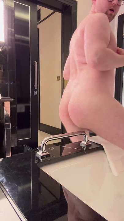 在浴缸手柄上摩擦屁股