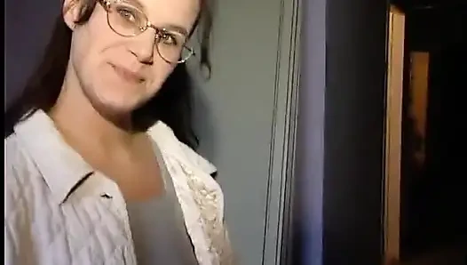 Юная брюнетка сосет большой член и ее трахают раком в любительском видео