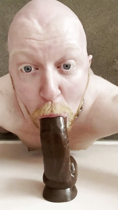Ginger faggot tilbeder og deepthroater sin dildo