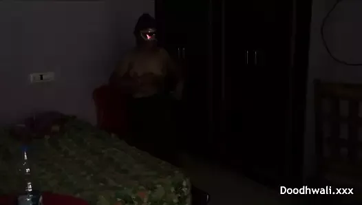 Горячая индийская тетушка Рашми жестко трахается в спальне с ее devar