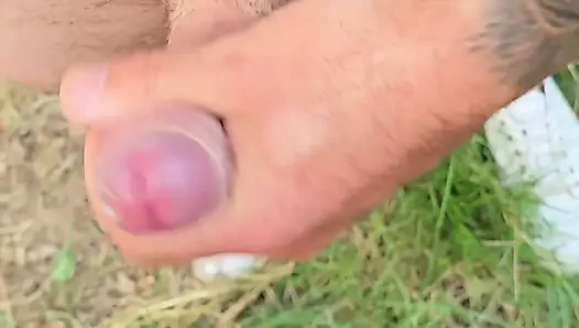 Cowok ini ngentot aku di hutan di sebelah tetangga