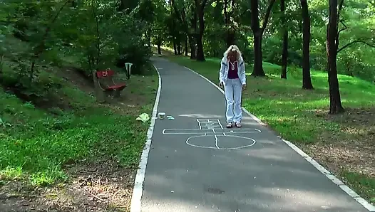 Красивая блондинка делает минет на улице