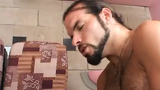 Yüksek topuklu olgun sürtük sevgilisini sikiyor ve götünü siktiriyor