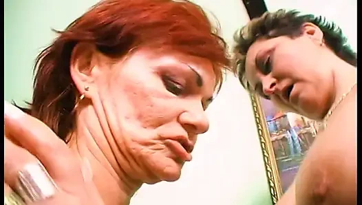 Две возбужденные зрелые лесбиянки ублажают киску друг друга