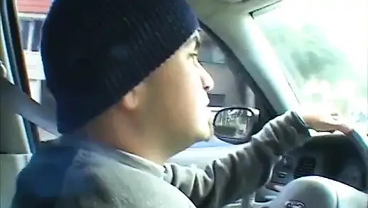Salacious sarışın dar götünü tuvalette siktiriyor