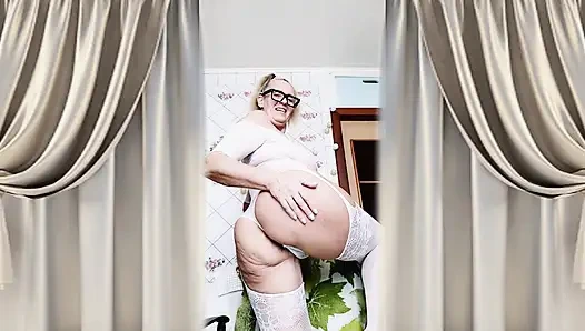 Neşeli ev hanımı Lukerya mutfakta açık, şeffaf beyaz tulumla flört ediyor.