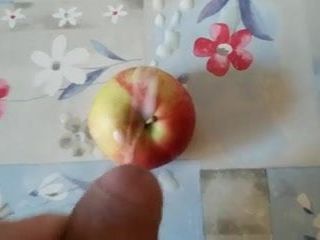 Ejaculare pe mâncare - măr