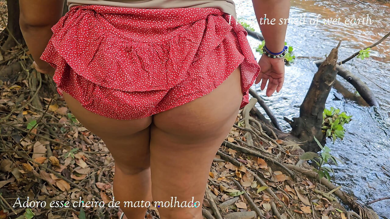 Pokazuje guzu i gaćice