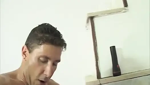 Ateşli genç kız ilk kez videoda sikiliyor