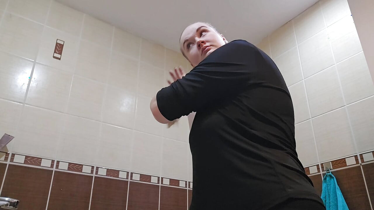 En kåt man fångade sin fru när han gjorde sig redo i badrummet, så han knullade henne