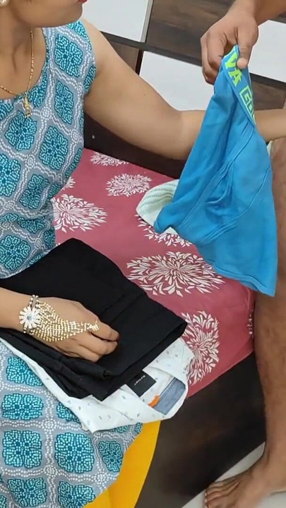 Momento increíble de "Komal escondió la ropa de su cuñado debajo del culo"