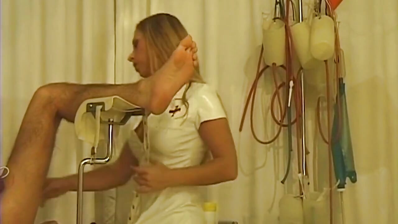 Enfermera rubia clava a su paciente restringido profundo