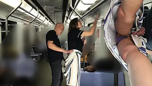 Metro yolculuğu sırasında eteğinin altına sürtünüyor.