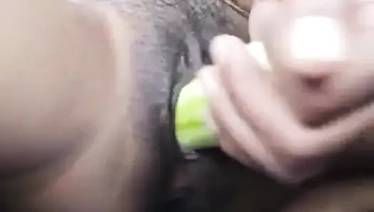 Istri hot indiaku lagi asik pamer timun di memek dan pantatnya yang lagi sange berat dan pengen banget dientot sama kamu