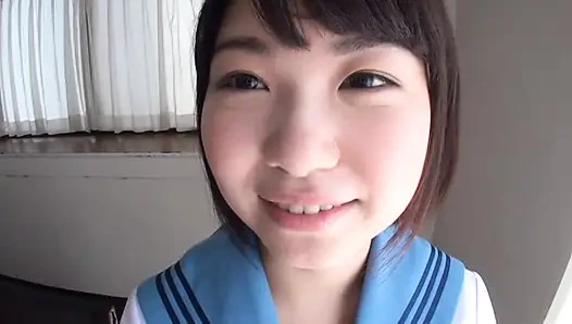 Ein mann mittleren alters und eine uniformierte schönheit