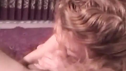 Cewek hot rambut pirang dientot sama dua besar