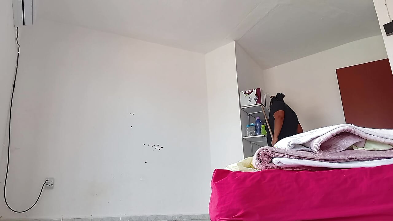 ขณะที่ฉันทำความสะอาดห้องในชุดชั้นใน สามีของฉันมองฉันและถ่ายวิดีโอฉัน 2